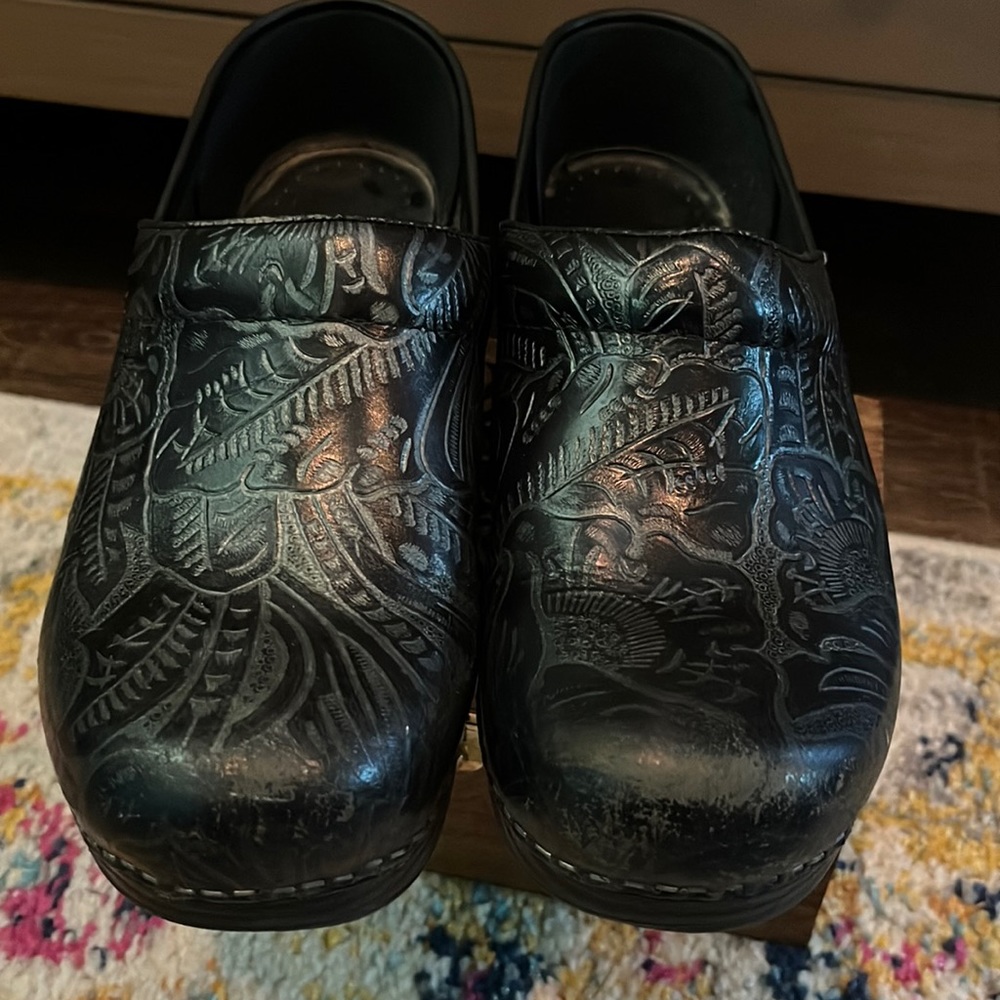 Black pattered danskos